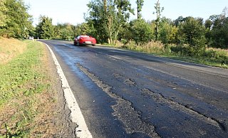 Im Laufe des Montags sollte die Landesstraße 890 nach der Sanierung der Fahrbahndecke wieder freigegeben werden. - Simone Flörke Im Laufe des Montags sollte die Landesstraße 890 nach der Sanierung der Fahrbahndecke wieder freigegeben werden. - Simone Flörke