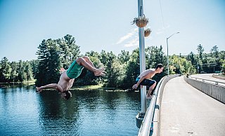 Symbolbild: Solche Sprünge von Brücken sind verboten. Es kann sehr leicht zu Verletzungen kommen. - Pexels Symbolbild: Solche Sprünge von Brücken sind verboten. Es kann sehr leicht zu Verletzungen kommen. - Pexels