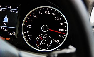 Gegen beide Fahrzeugführer wurde ein Ermittlungsverfahren aufgrund des Verdachts der Teilnahme an einem verbotenen Kraftfahrzeugrennen eingeleitet. - Symbolfoto/ Pixabay Gegen beide Fahrzeugführer wurde ein Ermittlungsverfahren aufgrund des Verdachts der Teilnahme an einem verbotenen Kraftfahrzeugrennen eingeleitet. - Symbolfoto/ Pixabay