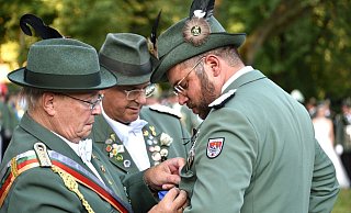 Neue Aufgabe: Ehrenmitglied Alfred Micus senj. und Thomas Schöning wechseln die Schulterklappen beim neuen Kommandeur Thomas Wiesemann. - Thomas Kube Neue Aufgabe: Ehrenmitglied Alfred Micus senj. und Thomas Schöning wechseln die Schulterklappen beim neuen Kommandeur Thomas Wiesemann. - Thomas Kube