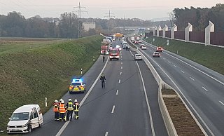 Feuerwehreinsatz: Eine Falschfahrerin verursachte vor wenigen Tagen zwischen Halle und Steinhagen einen schweren Unfall. Feuerwehreinsatz: Eine Falschfahrerin verursachte vor wenigen Tagen zwischen Halle und Steinhagen einen schweren Unfall.