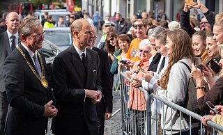 Prinz Edward - nach der Beerdigung von Queen Elizabeth noch ganz in Schwarz gekleidet - wird vor dem Paderborner Ratshaus von Bürgermeister Michael Dreier begrüßt. - Niklas Tüns Prinz Edward - nach der Beerdigung von Queen Elizabeth noch ganz in Schwarz gekleidet - wird vor dem Paderborner Ratshaus von Bürgermeister Michael Dreier begrüßt. - Niklas Tüns