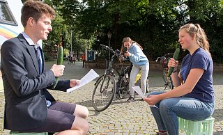 Henning Olfermann wird als Bürgermeister Tim Kähler von Julie Mettenbrink interviewt. Maria Baumann filmt das Ganze für die Instagram-Seite von Fridays for Future Herford. - Ralf Bittner Henning Olfermann wird als Bürgermeister Tim Kähler von Julie Mettenbrink interviewt. Maria Baumann filmt das Ganze für die Instagram-Seite von Fridays for Future Herford. - Ralf Bittner