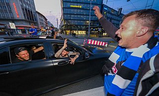 Die Arminen-Spieler Marcel Hartel (rechts im Auto) und Sven Schipplock (links) mischen sich beim Autokorso unter die Fans. - Andreas Zobe Die Arminen-Spieler Marcel Hartel (rechts im Auto) und Sven Schipplock (links) mischen sich beim Autokorso unter die Fans. - Andreas Zobe