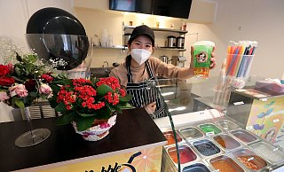 Dieu-Huyen Nguyen kennt sich aus mit unterschiedlichen Bubble-Tee-Variationen. Die Mitarbeiterin führt die Bar BobaQ an der Obernstraße. - Wolfgang Rudolf Dieu-Huyen Nguyen kennt sich aus mit unterschiedlichen Bubble-Tee-Variationen. Die Mitarbeiterin führt die Bar BobaQ an der Obernstraße. - Wolfgang Rudolf