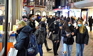 Die Lockdown-Ankündigung der Landesregierung hat schon am Freitagnachmittag für eine hohe Frequenz in der Bahnhofstraße gesorgt. - Barbara Franke Die Lockdown-Ankündigung der Landesregierung hat schon am Freitagnachmittag für eine hohe Frequenz in der Bahnhofstraße gesorgt. - Barbara Franke