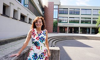 Bürgermeister-Kandidatin Anke Theisen vor dem Friedrichs-Gymnasium - Christina Römer Bürgermeister-Kandidatin Anke Theisen vor dem Friedrichs-Gymnasium - Christina Römer