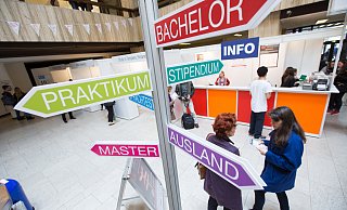 Praktikumsplätze sind für Schüler in Corona-Zeiten auch in Paderborn nicht leicht zu finden. - picture alliance / dpa Themendienst Praktikumsplätze sind für Schüler in Corona-Zeiten auch in Paderborn nicht leicht zu finden. - picture alliance / dpa Themendienst
