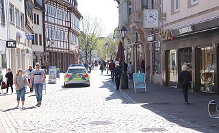 Die Polizei zeigt Präsenz in der Höxteraner Innenstadt und achtet darauf, dass die Besucher die Abstandsregeln einhalten. - Burkhard Battran Die Polizei zeigt Präsenz in der Höxteraner Innenstadt und achtet darauf, dass die Besucher die Abstandsregeln einhalten. - Burkhard Battran