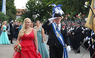 Blickfang in Rot: Das Königspaar Mark und Jeanette Köster paradiert an den Reihen der Schützen entlang. - Burkhard Battran Blickfang in Rot: Das Königspaar Mark und Jeanette Köster paradiert an den Reihen der Schützen entlang. - Burkhard Battran