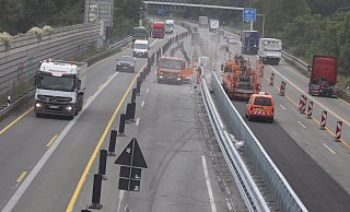 Letzte Bauarbeiten: Am westlichsten Ende der Nordumgehungsbaustelle werden auf der A 30 in Löhne die neuen an die alten Leitplanken angeschlossen. - Jörg Stuke Letzte Bauarbeiten: Am westlichsten Ende der Nordumgehungsbaustelle werden auf der A 30 in Löhne die neuen an die alten Leitplanken angeschlossen. - Jörg Stuke