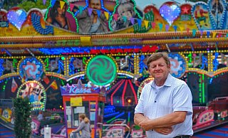 Schausteller Klaus Rasch freut sich über Stammkunden, die extra für seinen Musik Shop nach Bielefeld kommen. - Foto: Andreas Zobe/NW Schausteller Klaus Rasch freut sich über Stammkunden, die extra für seinen Musik Shop nach Bielefeld kommen. - Foto: Andreas Zobe/NW