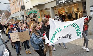 Joana Dierkes setzt sich mit dem Megafon in der Hand an die Spitze der „Fridays for Future“-Demo durch die Innenstadt. - Dieter Scholz Joana Dierkes setzt sich mit dem Megafon in der Hand an die Spitze der „Fridays for Future“-Demo durch die Innenstadt. - Dieter Scholz