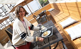 Madlen Hiller (Bioladen Brinkman Warburg) freut sich auf Gäste auf der Außenterrasse, die wieder geöffnet ist. - Simone Flörke Madlen Hiller (Bioladen Brinkman Warburg) freut sich auf Gäste auf der Außenterrasse, die wieder geöffnet ist. - Simone Flörke