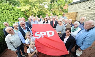 Wenn wir schreiten Seit' an Seit': Günter Meyer (3. v. l.) freute sich über viele Gäste, die der SPD Varl zum Geburtstag gratulierten. Der SPD sind die Besucher zum Teil seit vielen Jahren verbunden. - Joern Spreen-Ledebur Wenn wir schreiten Seit' an Seit': Günter Meyer (3. v. l.) freute sich über viele Gäste, die der SPD Varl zum Geburtstag gratulierten. Der SPD sind die Besucher zum Teil seit vielen Jahren verbunden. - Joern Spreen-Ledebur