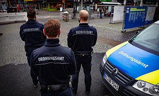 Maskenkontrolle in der Innenstadt: Viele halten sich an die Regeln, doch es gibt auch Verstöße zu ahnden. - Mike-Dennis Mueller / www.mdm.photo Maskenkontrolle in der Innenstadt: Viele halten sich an die Regeln, doch es gibt auch Verstöße zu ahnden. - Mike-Dennis Mueller / www.mdm.photo