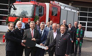 Schlüsselübergabe: Philipp Mantel (Bezirksregierung Detmold; v. l.), Kreisbrandmeister Rudolf Lüke, Landrat Friedhelm Spieker, Bundestagsabgeordneter Christian haase, Bürgereister Hubertus Grimm und Stadtbrandmeister Stefan Nostitz. - Torsten Wegener Schlüsselübergabe: Philipp Mantel (Bezirksregierung Detmold; v. l.), Kreisbrandmeister Rudolf Lüke, Landrat Friedhelm Spieker, Bundestagsabgeordneter Christian haase, Bürgereister Hubertus Grimm und Stadtbrandmeister Stefan Nostitz. - Torsten Wegener