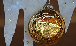 Kugeln weisen mit einem Schriftzug auf den Bürger-Weihnachtsbaum hin. - Waltraud Leskovsek Kugeln weisen mit einem Schriftzug auf den Bürger-Weihnachtsbaum hin. - Waltraud Leskovsek