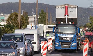 Neuer Asphalt: Die Landesbehörde Straßen NRW spendiert der Mindener Straße an den schlimmsten Stellen neuen Asphalt. - Ulf Hanke Neuer Asphalt: Die Landesbehörde Straßen NRW spendiert der Mindener Straße an den schlimmsten Stellen neuen Asphalt. - Ulf Hanke