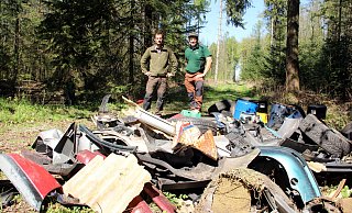 Jagdpächter Mathias Flore (l.) und Revierleiter Christian Schopnie sind entsetzt über die Dreistigkeit und kriminelle Energie dieser illegalen Müllentsorgung. - Burkhard Battran Jagdpächter Mathias Flore (l.) und Revierleiter Christian Schopnie sind entsetzt über die Dreistigkeit und kriminelle Energie dieser illegalen Müllentsorgung. - Burkhard Battran
