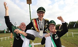 Umjubelt: Heinz Kroos von der Sankt Landolinus Schützenbruderschaft Boke ist neuer Kreisschützenkönig. - Johannes Büttner Umjubelt: Heinz Kroos von der Sankt Landolinus Schützenbruderschaft Boke ist neuer Kreisschützenkönig. - Johannes Büttner