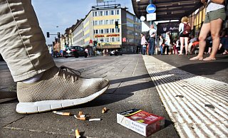 Das Wegwerfen von Zigaretten-Kippen auf den Bürgersteig steht eigentlich unter Strafe. - BARBARA FRANKE Das Wegwerfen von Zigaretten-Kippen auf den Bürgersteig steht eigentlich unter Strafe. - BARBARA FRANKE