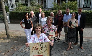 Astrid Menke (vorne l.) und Petra Müller zeigen Plakat und Programm. Im Hintergrund sind die weiteren Organisatoren zu sehen. - Nicole Sielermann Astrid Menke (vorne l.) und Petra Müller zeigen Plakat und Programm. Im Hintergrund sind die weiteren Organisatoren zu sehen. - Nicole Sielermann