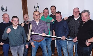 „Wenn es am Rosenmontag nicht klappen sollte, fressen wir einen Besen mit Stiel“, versprach das Wagenbauerressort mit (v. l.) Bernhard Schröder, Dirk Fröhling, Frank Fröhling, Thomas Filter, Stefan Schlick, Frank Filter, Elmar Lohre, Frank Bertram und Michael Nestler. - Josef Köhne „Wenn es am Rosenmontag nicht klappen sollte, fressen wir einen Besen mit Stiel“, versprach das Wagenbauerressort mit (v. l.) Bernhard Schröder, Dirk Fröhling, Frank Fröhling, Thomas Filter, Stefan Schlick, Frank Filter, Elmar Lohre, Frank Bertram und Michael Nestler. - Josef Köhne