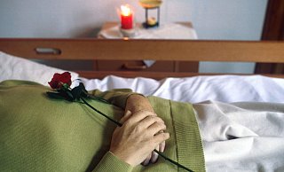45 Prozent der Menschen, die in Bielefeld im Zusammenhang mit einer Covid-19-Infektion gestorben sind, waren zwischen 80 und 89 Jahren alt. Viele davon waren zuvor stationär untergebracht. - epd 45 Prozent der Menschen, die in Bielefeld im Zusammenhang mit einer Covid-19-Infektion gestorben sind, waren zwischen 80 und 89 Jahren alt. Viele davon waren zuvor stationär untergebracht. - epd
