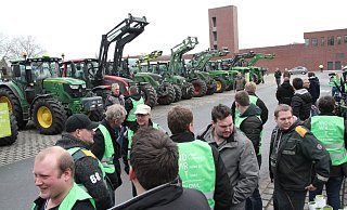 Die Teilnehmer der Veranstaltung trafen sich zunächst auf dem Gütersloher Marktplatz, von dort aus ging es in die Innenstadt und später nach Rheda-Wiedenbrück. - Christian Geisler Die Teilnehmer der Veranstaltung trafen sich zunächst auf dem Gütersloher Marktplatz, von dort aus ging es in die Innenstadt und später nach Rheda-Wiedenbrück. - Christian Geisler