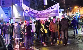 Die Demonstration zieht durch die City - es handelte sich offenbar unter anderem um Impfgegner. - Barbara Franke Die Demonstration zieht durch die City - es handelte sich offenbar unter anderem um Impfgegner. - Barbara Franke