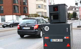 Blitzer Bernhard, der Laserblitzer der Stadt, kann den Verkehr in beide Fahrtrichtungen messen. - Jens Reichenbach Blitzer Bernhard, der Laserblitzer der Stadt, kann den Verkehr in beide Fahrtrichtungen messen. - Jens Reichenbach