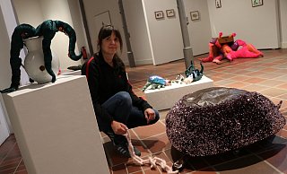 Julia Arztmann hält ihren Discokrebs an der Leine. Um sie herum wind weitere Textilarbeiten - wie die Nachttischkrabbe hinten rechts. - Holger Kosbab Julia Arztmann hält ihren Discokrebs an der Leine. Um sie herum wind weitere Textilarbeiten - wie die Nachttischkrabbe hinten rechts. - Holger Kosbab