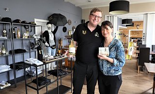 Markus Menne mit Lebensgefährtin Petra Kornelius im Virenputzer-Shop, wo es das Getränk und Accessoires dazu gibt. - Simone Flörke Markus Menne mit Lebensgefährtin Petra Kornelius im Virenputzer-Shop, wo es das Getränk und Accessoires dazu gibt. - Simone Flörke