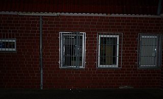 Die Täter drangen durch ein Fenster an der Rückseite des Gebäudes ein. - Polizei Minden-Lübbecke Die Täter drangen durch ein Fenster an der Rückseite des Gebäudes ein. - Polizei Minden-Lübbecke