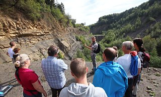 50 Millionen Jahre Erdgeschichte: An der Kante des Steinbruchs Störmer erläutert Geowissenschaftler Thomas Lis die Entstehung des Wiehengebirges. - Jörg Stuke 50 Millionen Jahre Erdgeschichte: An der Kante des Steinbruchs Störmer erläutert Geowissenschaftler Thomas Lis die Entstehung des Wiehengebirges. - Jörg Stuke