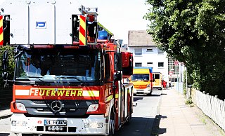 Feuerwehreinsatz mit zahlreichen Fahrzeugen. Die Straße musste während der Löscharbeiten voll gesperrt werden. - Jens Reichenbach Feuerwehreinsatz mit zahlreichen Fahrzeugen. Die Straße musste während der Löscharbeiten voll gesperrt werden. - Jens Reichenbach