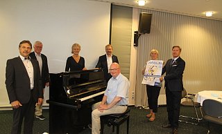 Jürgen Vieker (Sparkassenstiftung), Georg Droste (Rotary Club), Bärbel Kloss (Sparkassenstiftung), Ulrich Beckschewe (Rotary Club) und Heinz-Hermann Grube (am Klavier) sowie Antje Rohlfing (Hospiz Veritas) laden zum diesjährigen Solista-Konzert am Sonntag, 20. September, in der Stadthalle Lübbecke ein. - Klaus Frensing Jürgen Vieker (Sparkassenstiftung), Georg Droste (Rotary Club), Bärbel Kloss (Sparkassenstiftung), Ulrich Beckschewe (Rotary Club) und Heinz-Hermann Grube (am Klavier) sowie Antje Rohlfing (Hospiz Veritas) laden zum diesjährigen Solista-Konzert am Sonntag, 20. September, in der Stadthalle Lübbecke ein. - Klaus Frensing