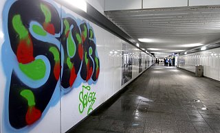 Graffiti im Bahnhofstunnel ärgern die Leserin. - Dirk Windmöller Graffiti im Bahnhofstunnel ärgern die Leserin. - Dirk Windmöller