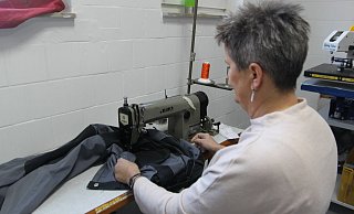 Bekleidungstechnikerin Brigitte Ottlinger sorgt für eine professionelle Reparatur. - Heidi Froreich Bekleidungstechnikerin Brigitte Ottlinger sorgt für eine professionelle Reparatur. - Heidi Froreich