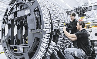 Spitzentechnologie wie die von DMG Mori (Gildemeister) – hier eine Universal-Fräsmaschine, die in Pfronten montiert wird – prägt den Ruf Bielefelds als Wirtschaftsstandort. Die Parteien sagen im Wahlcheck, worauf sich Unternehmen und Arbeitnehmer einstellen müssen, wenn es nach ihnen geht. - DMG MORI Spitzentechnologie wie die von DMG Mori (Gildemeister) – hier eine Universal-Fräsmaschine, die in Pfronten montiert wird – prägt den Ruf Bielefelds als Wirtschaftsstandort. Die Parteien sagen im Wahlcheck, worauf sich Unternehmen und Arbeitnehmer einstellen müssen, wenn es nach ihnen geht. - DMG MORI