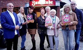 Bürgermeister Siegfried Lux (v.l.) freut sich mit den Preisträgerinnen Miriam Patzelt, Sandra Niermann (Kinderchor „Notenkaoten“), Ursula Bollmann, Ruth Maschmann, Lydia Zoche (SV Rödinghausen Damenturnabteilung) sowie Ute Hoffmann mit Ehemann Frank Böckstiegel (Baudenkmal „Alte Post“ in Bruchmühlen). - Gemeinde Rödinghausen Bürgermeister Siegfried Lux (v.l.) freut sich mit den Preisträgerinnen Miriam Patzelt, Sandra Niermann (Kinderchor „Notenkaoten“), Ursula Bollmann, Ruth Maschmann, Lydia Zoche (SV Rödinghausen Damenturnabteilung) sowie Ute Hoffmann mit Ehemann Frank Böckstiegel (Baudenkmal „Alte Post“ in Bruchmühlen). - Gemeinde Rödinghausen