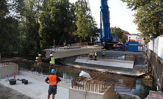 Die neue Brücke über die Pader wird verlegt, sie entsteht aus insgesamt acht Betonelementen. - Holger Kosbab Die neue Brücke über die Pader wird verlegt, sie entsteht aus insgesamt acht Betonelementen. - Holger Kosbab
