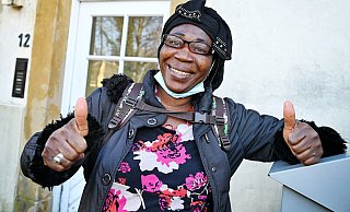 "Einfach super", lobt Tiguidanke Barry die Nachbarschaft. Sie wohnt in der Hausnummer 12 und kommt gerade von der Arbeit im Restaurant "Nonnas", quasi auch direkt nebenan. "Alles gute Menschen hier", sagt die 52-Jährige, die aus Conakry, der Hauptstadt Guineas in Westfafrika, stammt. - Barbara Franke "Einfach super", lobt Tiguidanke Barry die Nachbarschaft. Sie wohnt in der Hausnummer 12 und kommt gerade von der Arbeit im Restaurant "Nonnas", quasi auch direkt nebenan. "Alles gute Menschen hier", sagt die 52-Jährige, die aus Conakry, der Hauptstadt Guineas in Westfafrika, stammt. - Barbara Franke