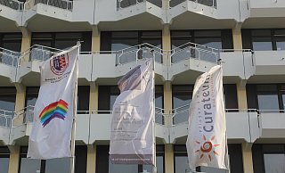 Noch weht die Fahne der BSG vor der ehemalige Weserklinik. Der Verein hat den Mietvertrag aber vorzeitig gekündigt. - Ulf Hanke Noch weht die Fahne der BSG vor der ehemalige Weserklinik. Der Verein hat den Mietvertrag aber vorzeitig gekündigt. - Ulf Hanke