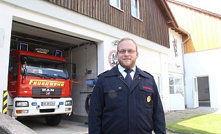 Löschgruppenleiter Ruben Terbach vor dem Altgebäude, das den Einsatzkräften künftig mehr Platz bieten soll. - Burkhard Battran Löschgruppenleiter Ruben Terbach vor dem Altgebäude, das den Einsatzkräften künftig mehr Platz bieten soll. - Burkhard Battran