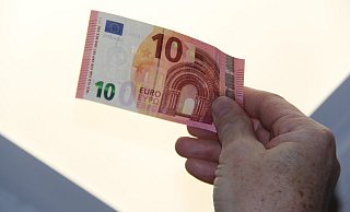 Bei der Gegenlichtprobe wird deutlich, dass sich unter der Ziffer Eins der Sicherheitsfaden dunkel abhebt. - Alexander Graßhoff Bei der Gegenlichtprobe wird deutlich, dass sich unter der Ziffer Eins der Sicherheitsfaden dunkel abhebt. - Alexander Graßhoff