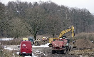 Ein ungewöhnlicher Anblick an der Buschkampstraße. Mitten im Naturschutzgebiet fahren Bagger auf. Dahinter steckt die große Trockenheit der vergangenen Jahre. - Peter Unger Ein ungewöhnlicher Anblick an der Buschkampstraße. Mitten im Naturschutzgebiet fahren Bagger auf. Dahinter steckt die große Trockenheit der vergangenen Jahre. - Peter Unger