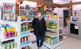 Suna Savkin bedient im Kiosk Beyza an der Kastanienallee. Der Kiosk bringt wieder Leben in die Räume der früheren Fleischerei Wias. - Ralf Bittner Suna Savkin bedient im Kiosk Beyza an der Kastanienallee. Der Kiosk bringt wieder Leben in die Räume der früheren Fleischerei Wias. - Ralf Bittner