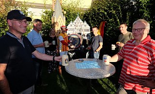 Zum privaten Bierbrunnen luden Juliane und Claus Wiesbrock Freunde und Bekannte. Als "Jubelhennes" zapfte der Hausherr vor stilechter Kulisse. - Hans-Hermann Igges Zum privaten Bierbrunnen luden Juliane und Claus Wiesbrock Freunde und Bekannte. Als "Jubelhennes" zapfte der Hausherr vor stilechter Kulisse. - Hans-Hermann Igges